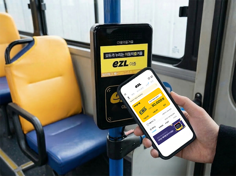 교통카드, 모바일이즐 교통카드를 버스단말기에 태그하고 있는 모습